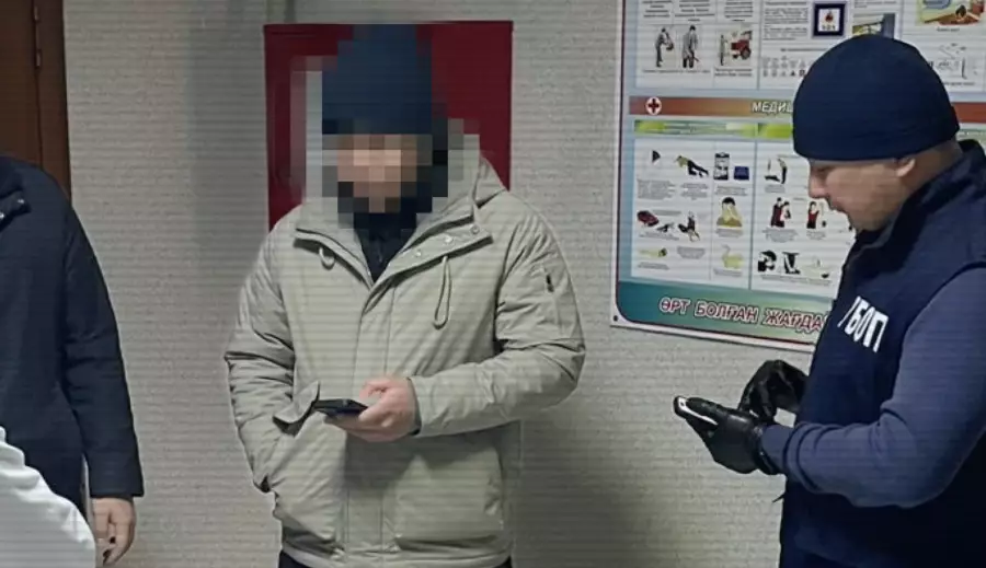 Ақшалай сыйақы алып отырған: Жаңаөзенде ҰҚТ шетелдіктерге шекараны кесіп өтуге көмектескен