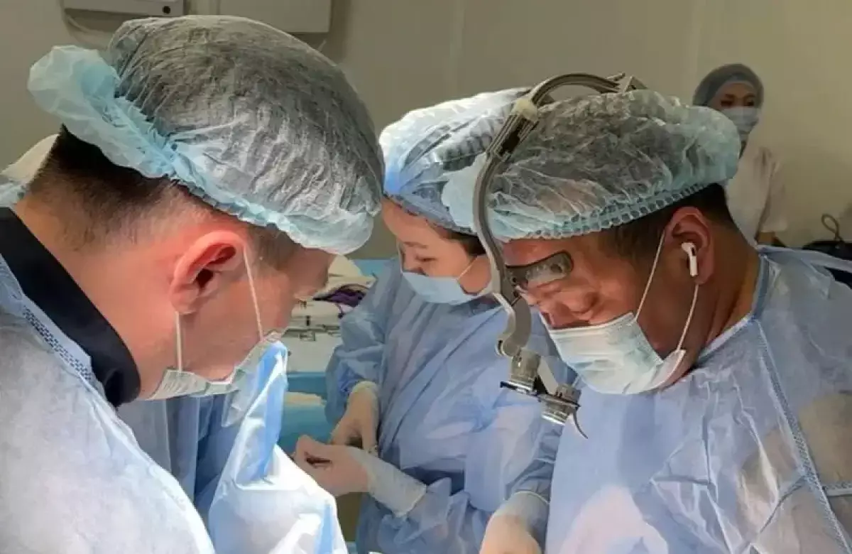 В Алматы нейрохирурги успешно провели сложную операцию пациенту с метастазами в позвоночнике
