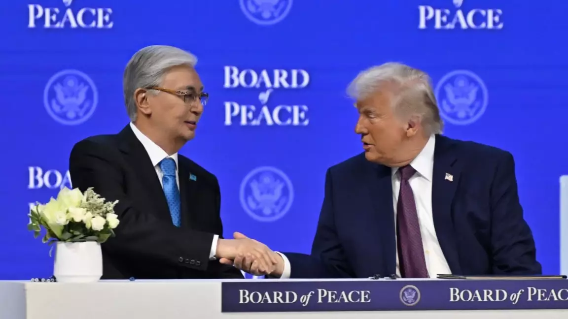 Тоқаев Бейбітшілік кеңесінің жарғысына қол қойды