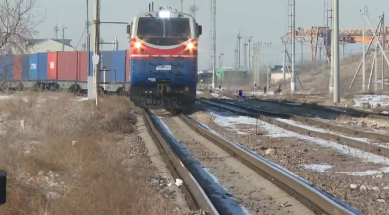 Казахстан усиливает грузовой транзит на границе с Китаем