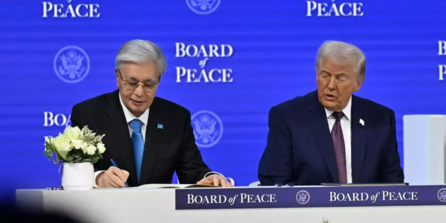 «Трамп иығынан қақты»: Тоқаев Бейбітшілік кеңесінің жарғысына қол қойды