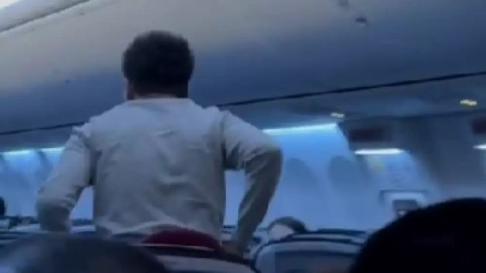 Студент ұшақта денсаулығы нашарлаған жолаушыға көмектесті