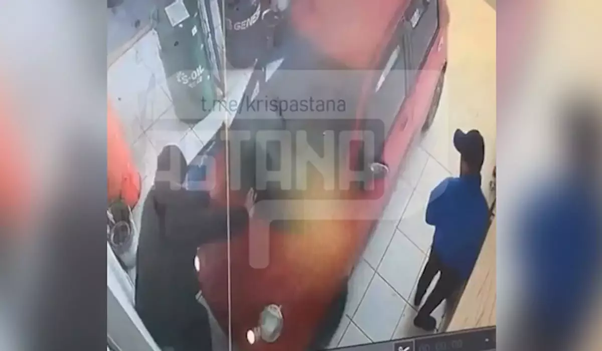 Женщина-водитель перепутала педали на СТО и прижала мужчину к стене в Шымкенте (ВИДЕО)