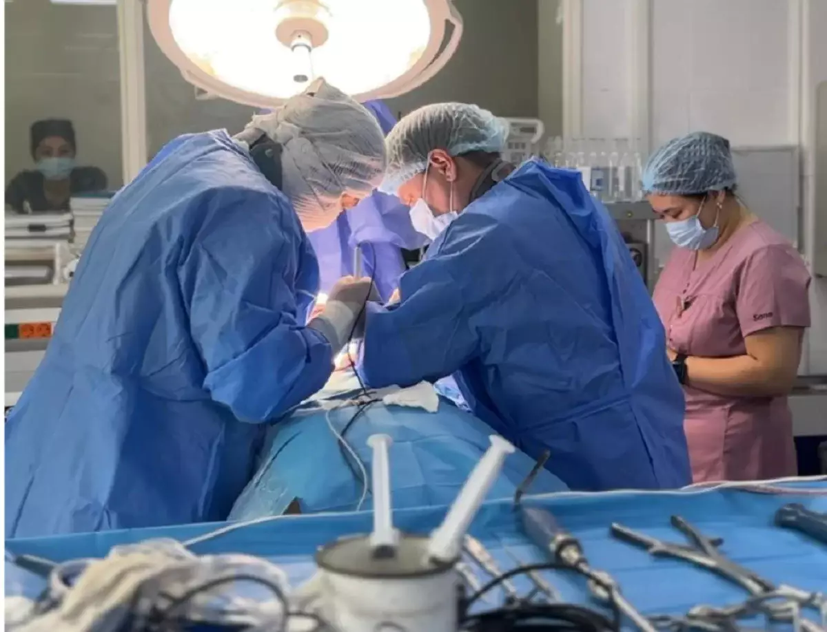 В Алматы успешно проведена операция пациенту с метастатическим поражением позвоночника