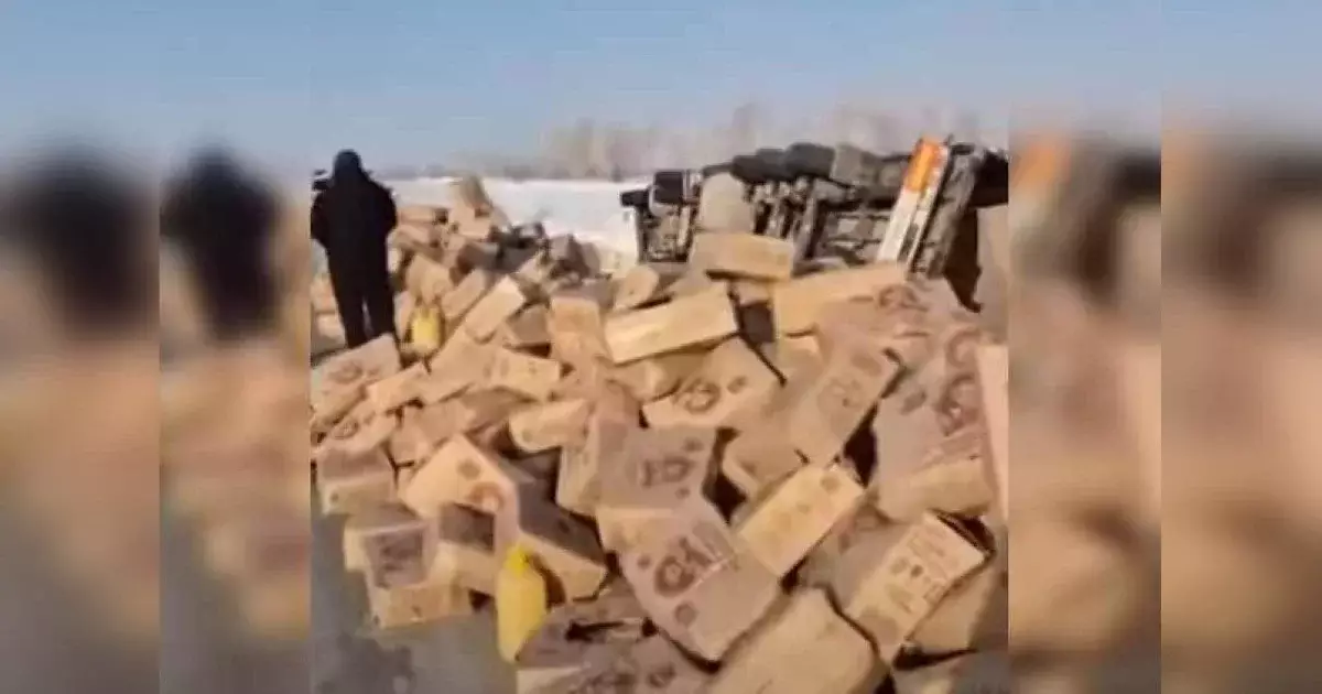 Шығыс Қазақстанда жүк көлігі аударылып қалды (ВИДЕО)