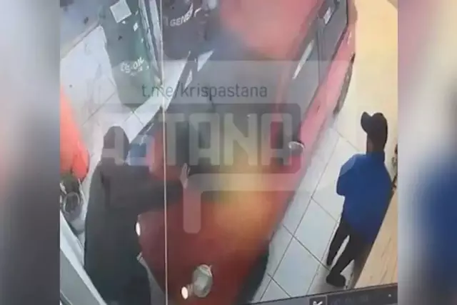 Шымкентте газ бен тежегішті шатастырып алған әйел адам көлік жөндеушіні қабырғаға қысып тастаған