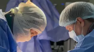 Алматы қаласының клиникасында омыртқаға метастаз берген науқасқа аса күрделі ота жасалды