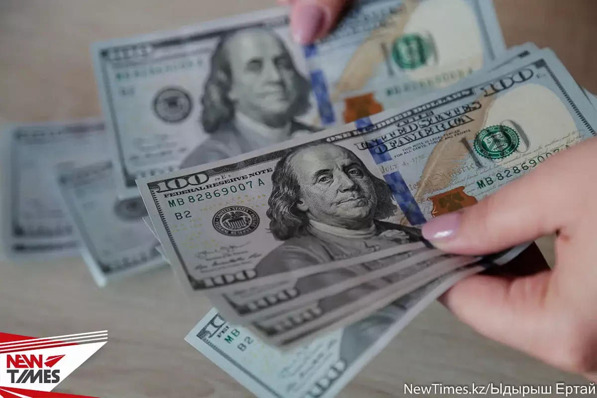 Доллар продолжил терять позиции на KASE