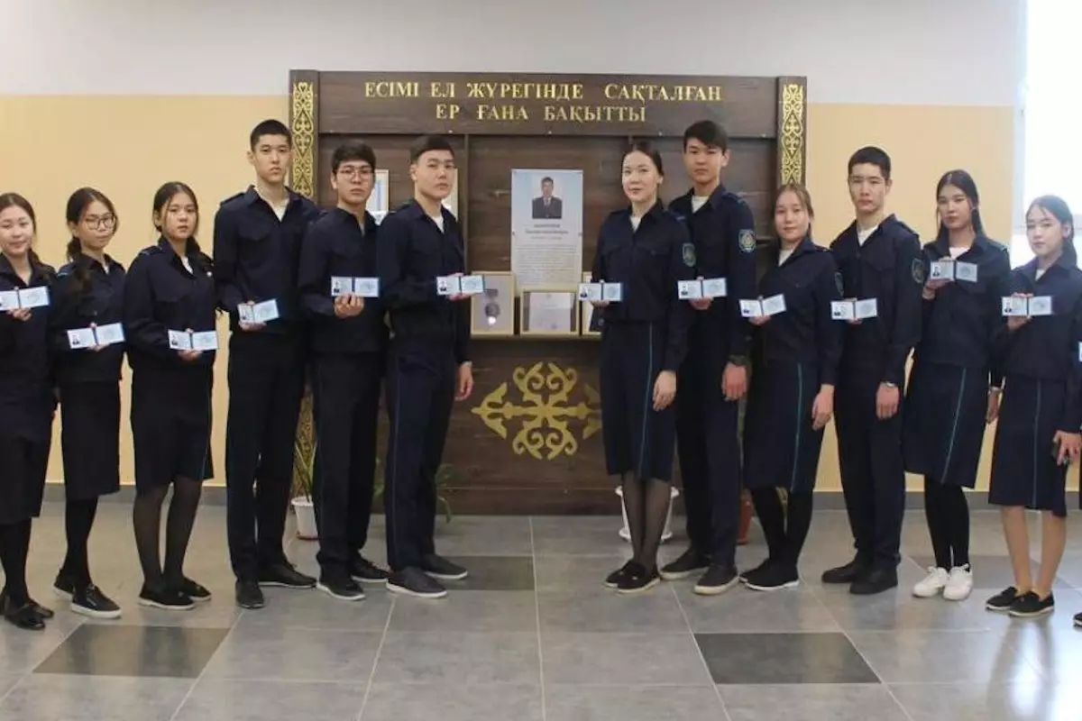 В Атырау учащимся полицейского класса «Жас сақшы» вручили удостоверения