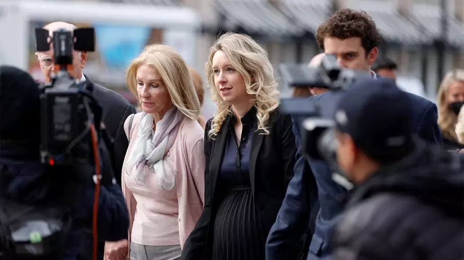 Основательница Theranos Элизабет Холмс просит Трампа смягчить ей приговор.