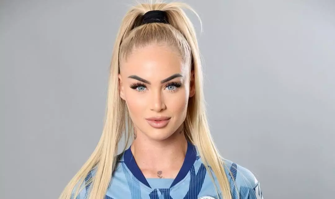 Әлемнің ең сұлу футболшысы клуб ауыстырды