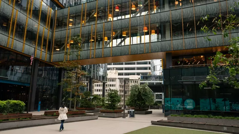 Amazon планирует открыть свой крупнейший в истории розничный магазин.