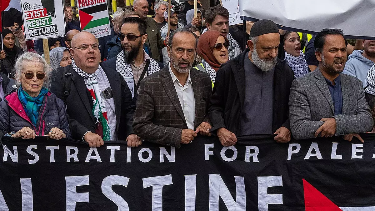 Трамп оказывает давление на Великобританию в отношении связанного с ХАМАС лица, в то время как американская разведка указывает на потенциальную террористическую угрозу.