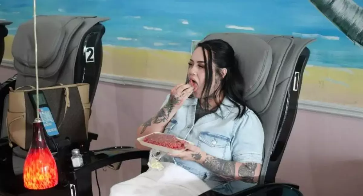 Женщина ест около килограмма сырого мяса в день