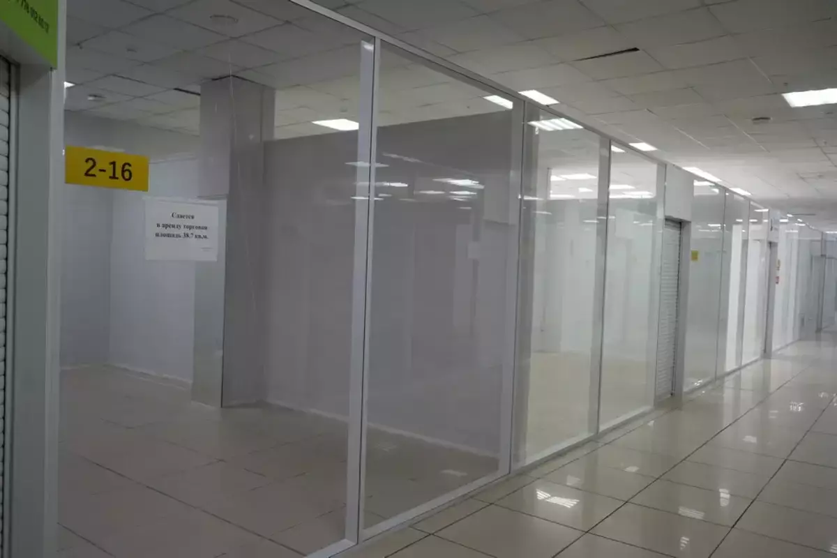 В одном из городов Казахстана массово закрываются магазины и бутики