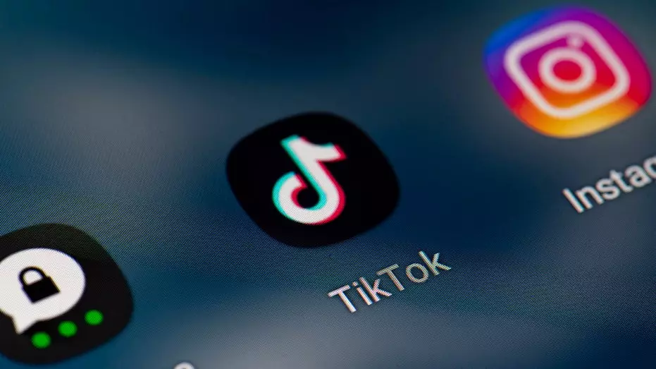 TikTok избегает запрета в США, заключив историческую сделку по созданию американского мажоритарного владения, поддержанную Трампом.