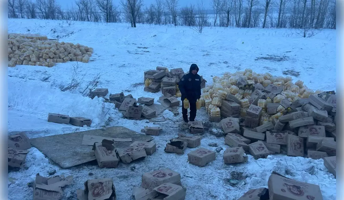 Полицейские и волонтеры помогли водителю спасти груз после ДТП в ВКО (ВИДЕО)
