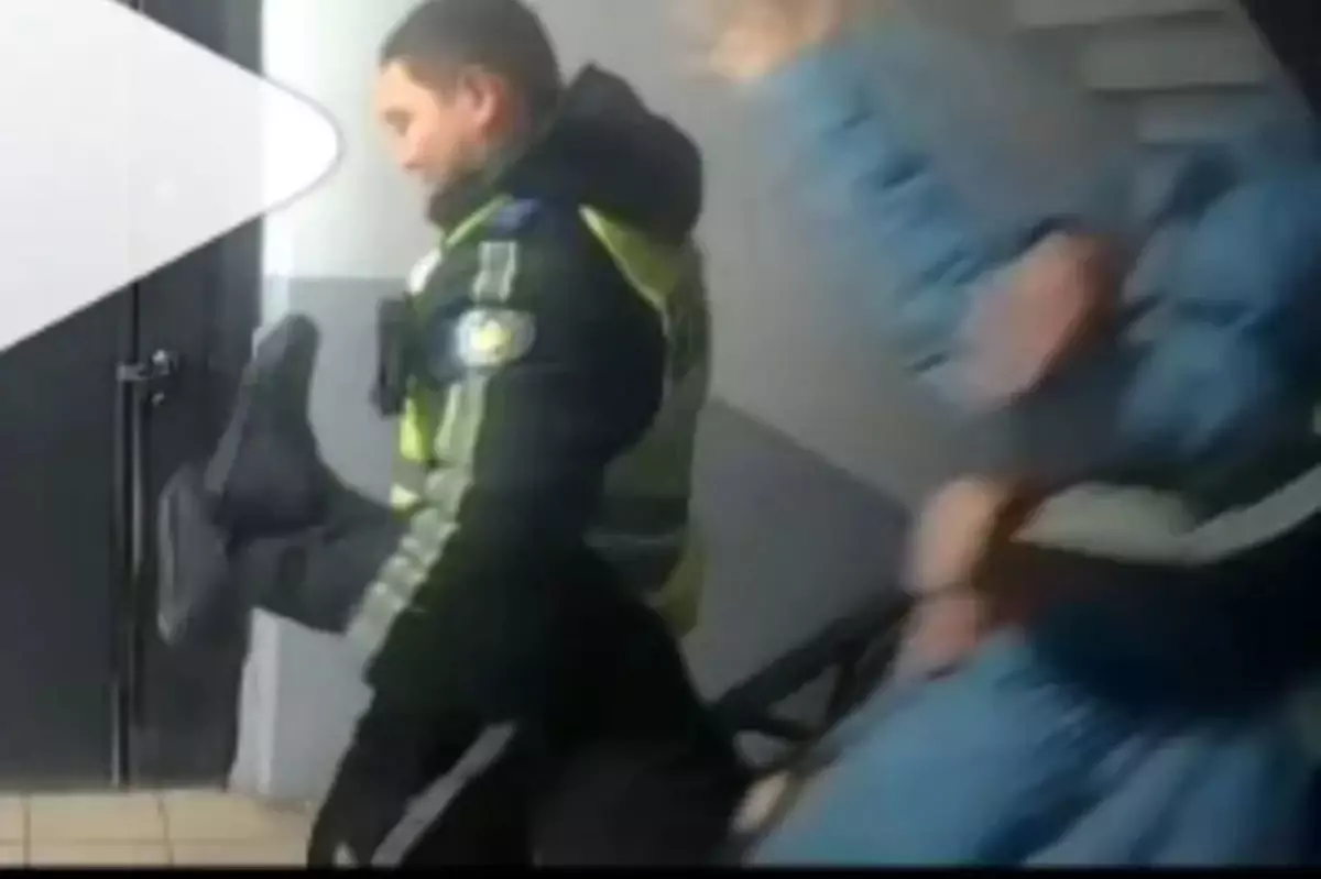 Атырауда полицейдің зейнеткерді өз үйінен көтеріп алып шыққаны түсірілген видео тарады