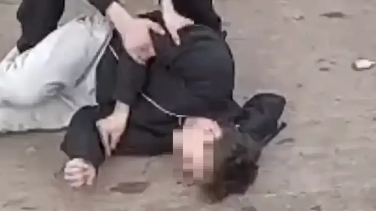 Алматыда жастар арасында жаппай төбелес болды  (ВИДЕО)