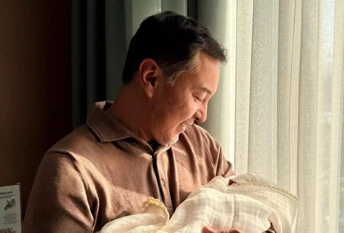 У Акана Сатаева и Альмиры Турсын родилась дочь