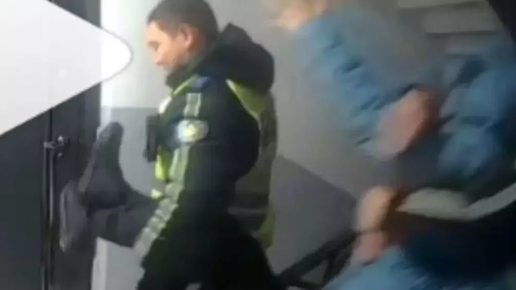 Атыраулық полицейлер зейнеткерді өз үйінен көтеріп алып шыққан