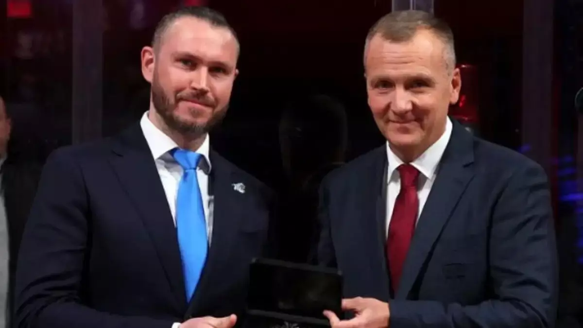 Тренер “Барыса” получил медаль от КХЛ