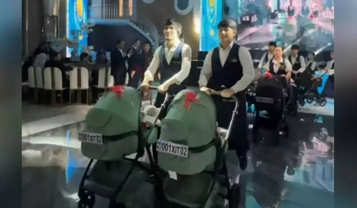 Блогер Елдос Колобок подарил всем гостям по коляске на бесік той первенца (ВИДЕО)