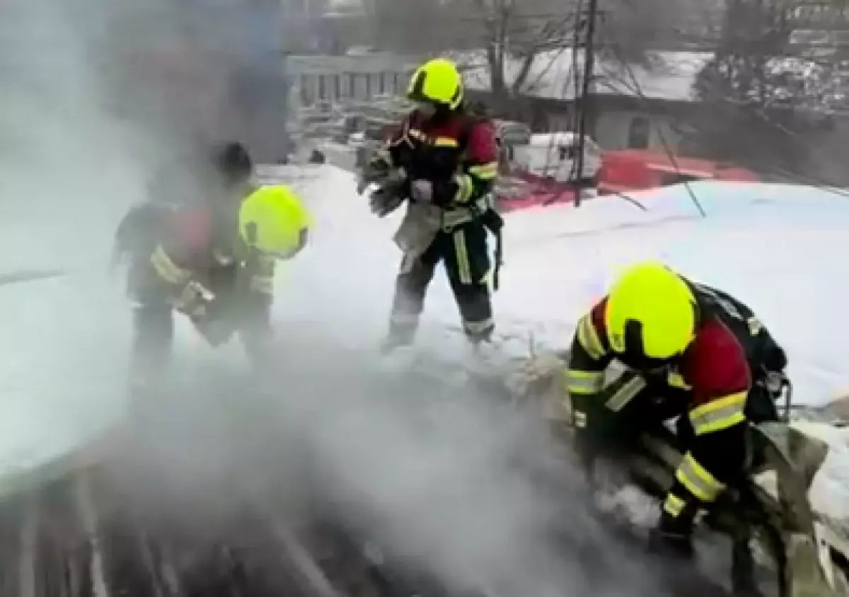 Огонь на крыше: в Алматы загорелся магазин стройматериалов