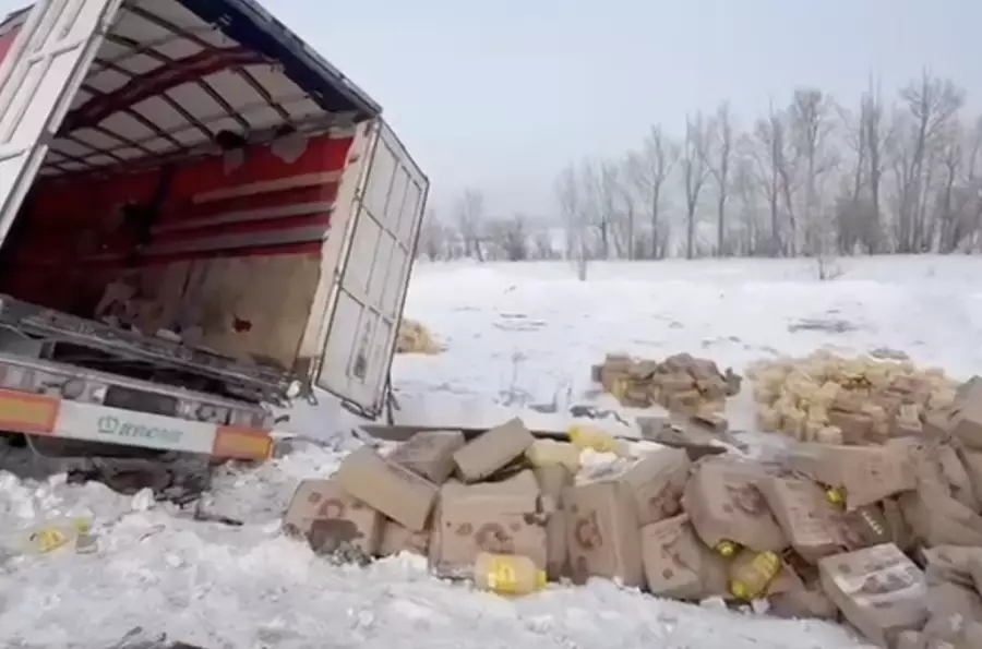 ШҚО-да май тиелген жүк көлігі аударылып қалды (видео)