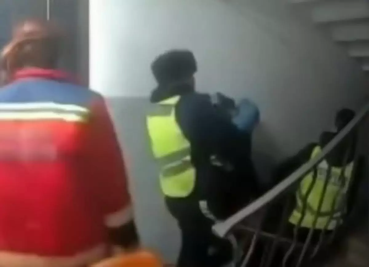 Пенсионерка ударила фельдшеров в Атырау (ВИДЕО)