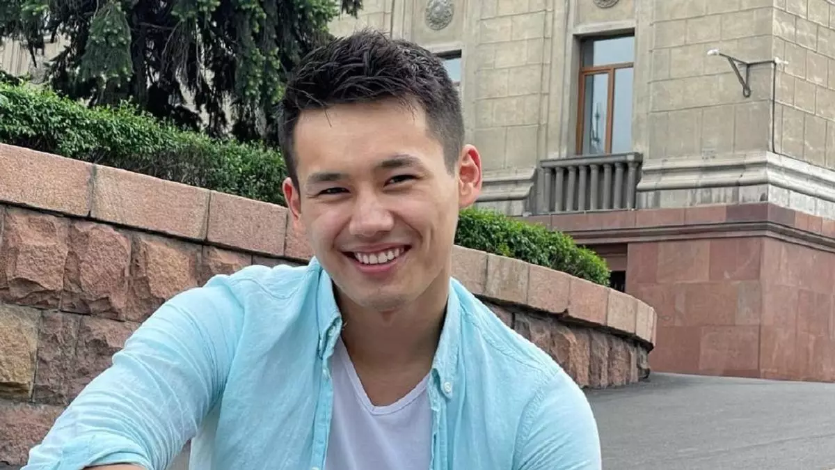 «Қазіргі қыздардан қорқасың»: Еркебұлан Тоқтар бейтаныс қыздан күтпеген сыйлық алды (ВИДЕО)