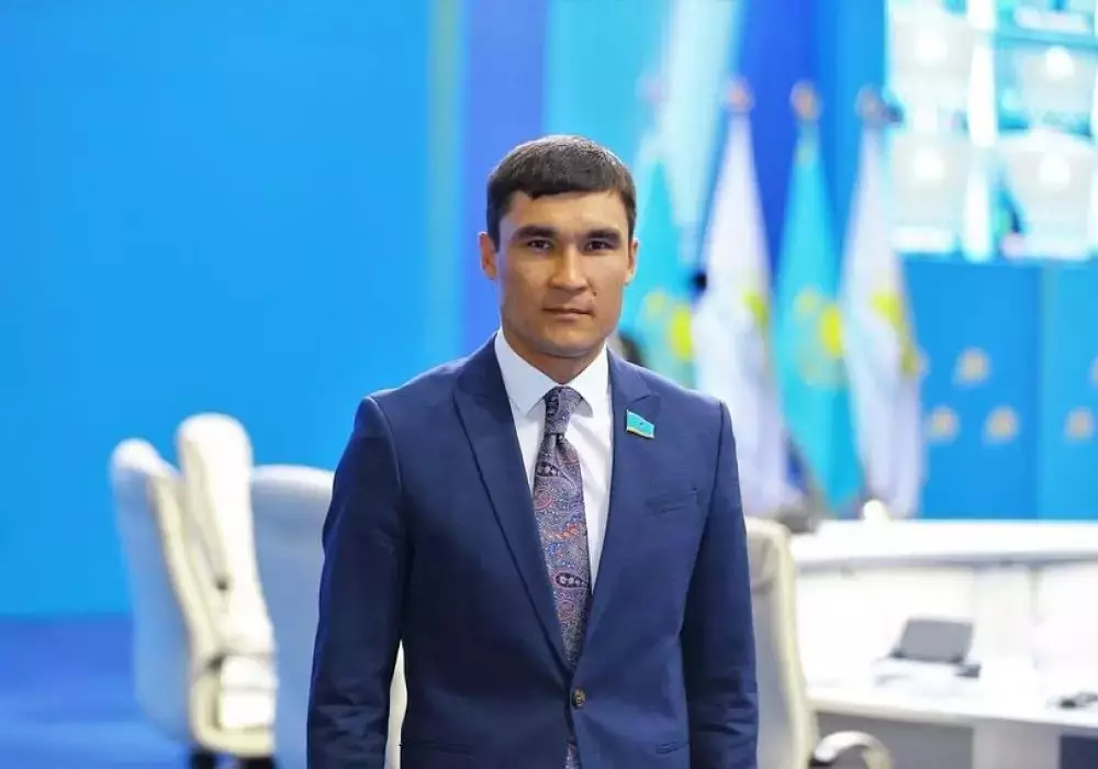 Серик Сапиев подрался с Дауреном Есимхановым