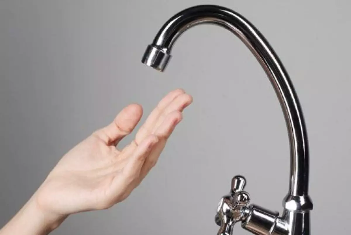 Прорыв водопровода оставил дома без воды в Костанае