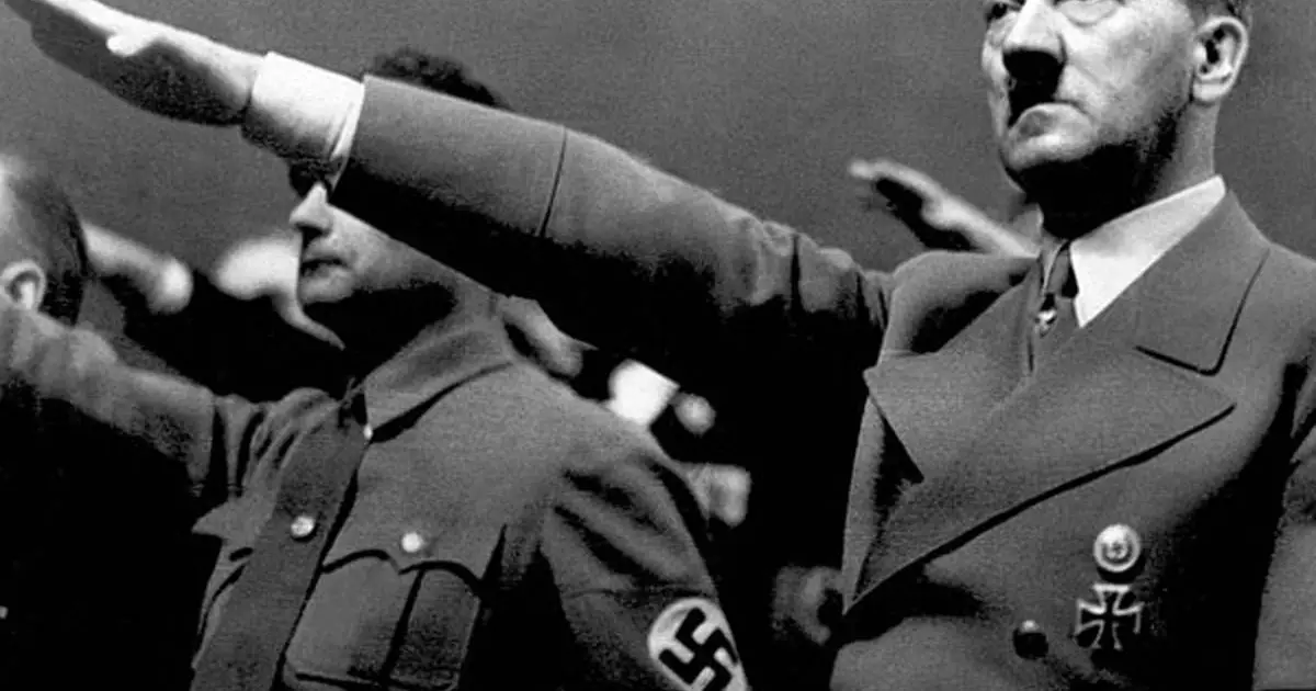  Гитлер «хайль» деу үшін қолын қалай жаттықтырған? 