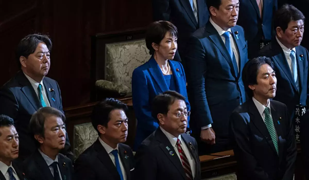 Премьер Японии распустила парламент и назначила досрочные выборы