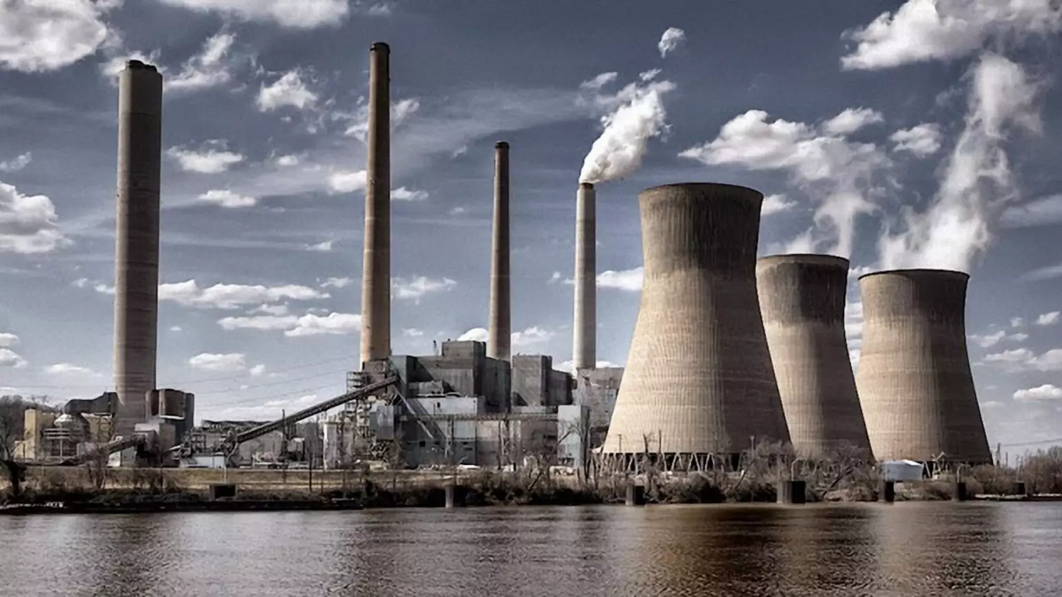 Экологи выявили незаконные сбросы золошлака на Балхашской ТЭЦ