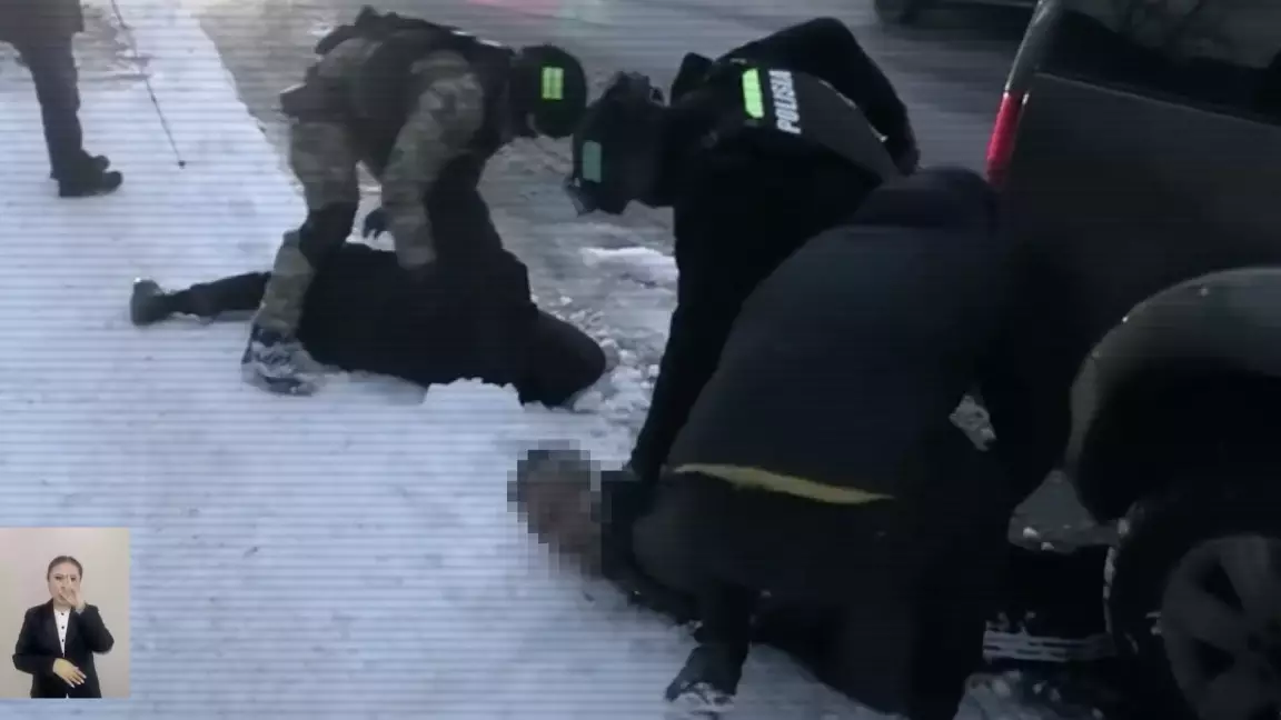 Азаматтардың атына автонесие рәсімдеп, көліктерді шетелге сатқан қылмыстық топ ұсталды