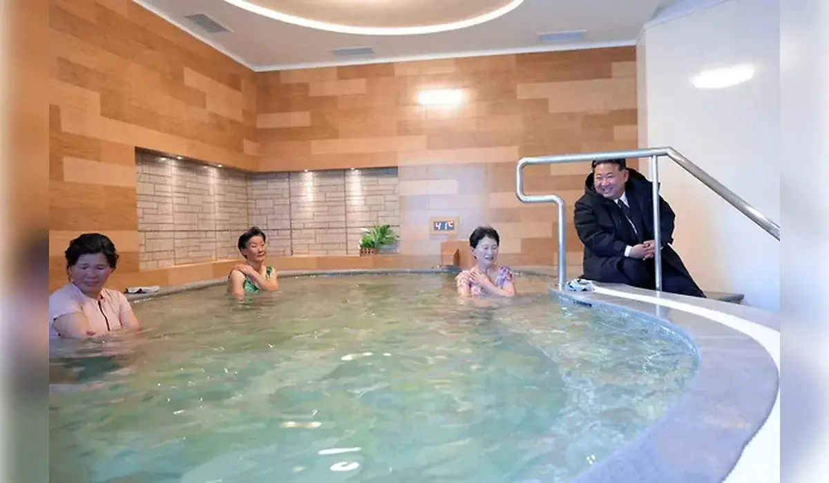 Ким Чен Ын саунада жуынып жатқан әйелдердің бөлмесіне баса көктеп кірді (ВИДЕО)