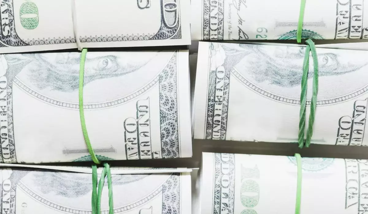 Снижение курса продолжается: доллар теряет больше 2 тенге за день