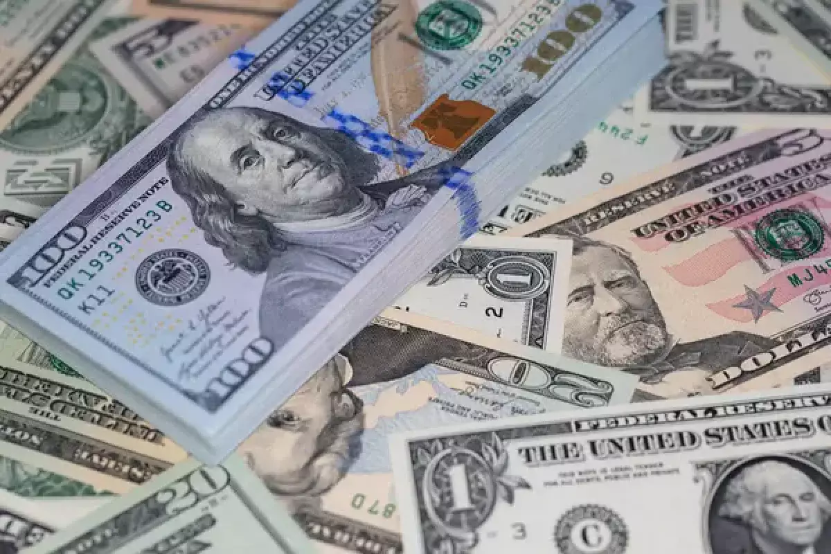 Покидает вершину: что происходит с долларом в Казахстане