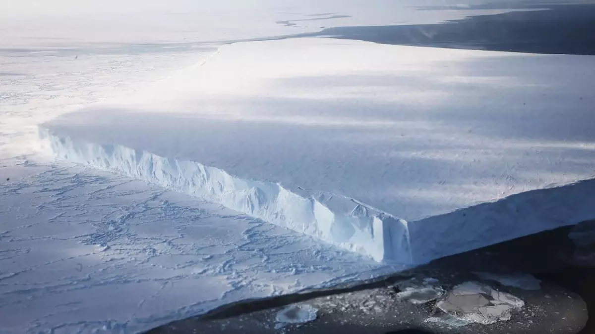 Әлемдегі ең алып айсберг еріп жатыр: одан қандай қауіп бар?