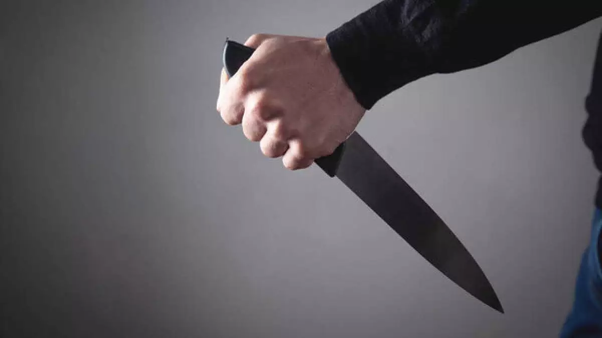 "Мойнынан осып жіберген": Алматыда жантүршігерлік жағдай 