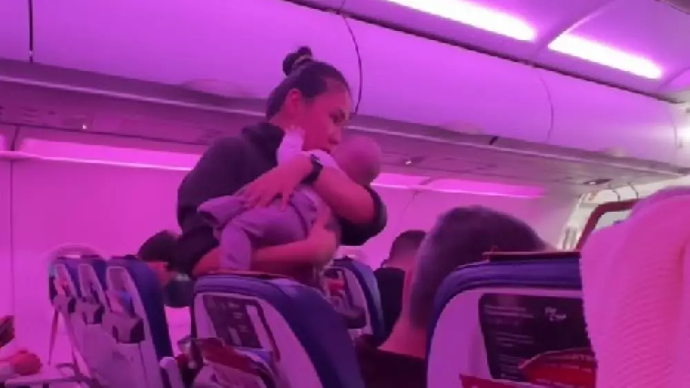 Извинения матери перед пассажирами вызвали споры у казахстанцев