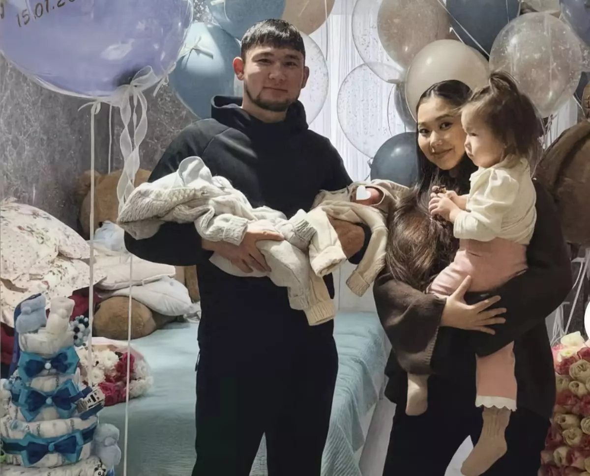 Боксшы Ертуған Зейнулиннің жары егіз ұлдарды дүниеге әкелді