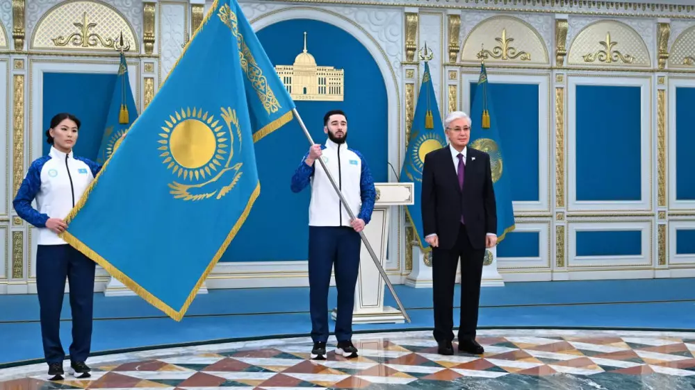 “Жарқын жеңістер күтіп тұрғанына сенімдімін“ - Тоқаев Олимпиадаға баратын спортшыларға Мемлекеттік туды тапсырды