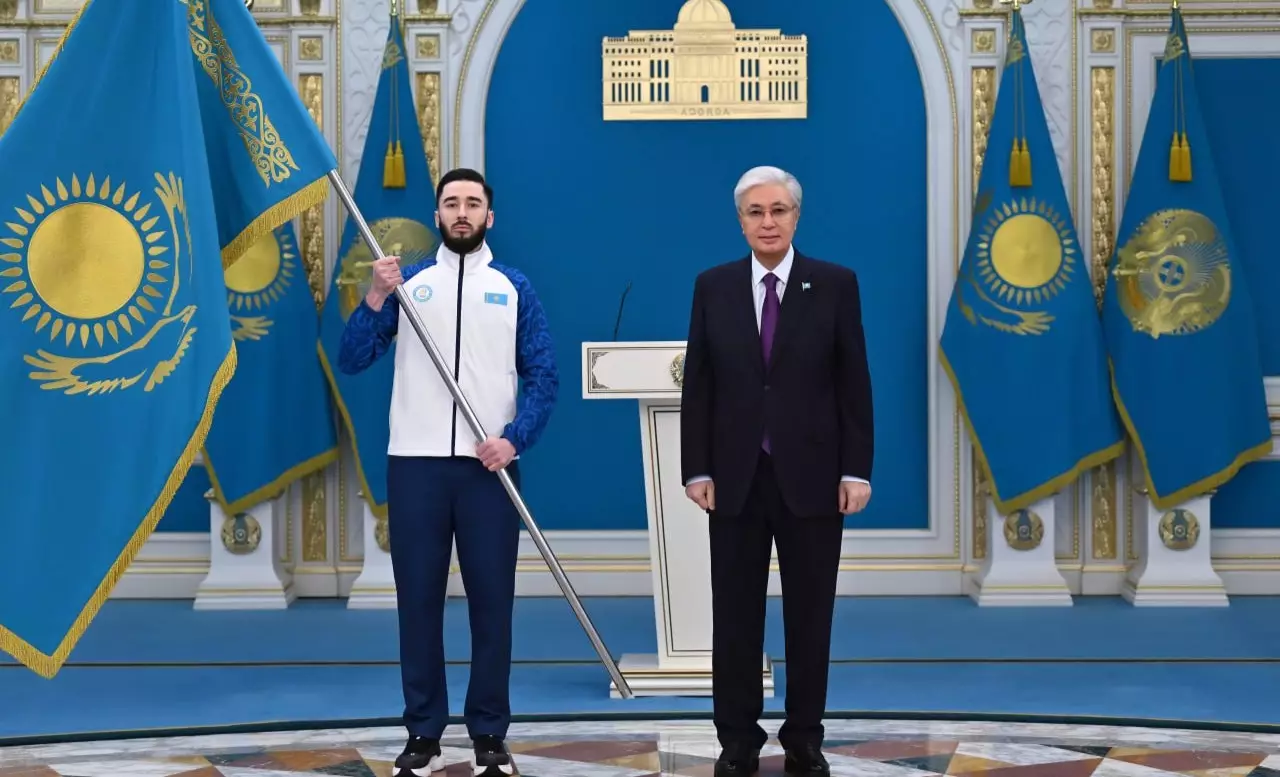 Токаев вручил флаг Казахстана участникам Олимпиады и Паралимпиады