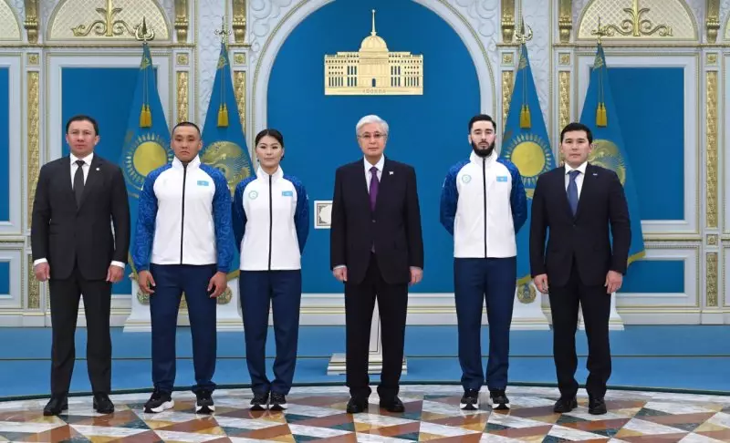 Знаменосцам олимпийской и паралимпийской команд Казахстана вручили флаг