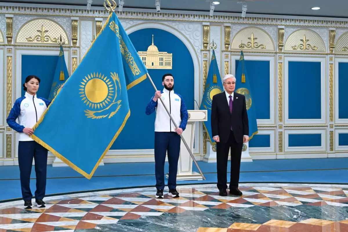 Президент вручил Госфлаг знаменосцам сборных Казахстана