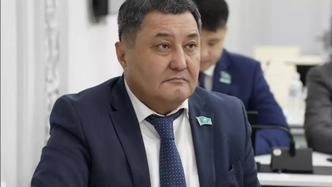 Астаналық шенеунік мәслихат отырысында қазақша баяндама жасауды талап етті