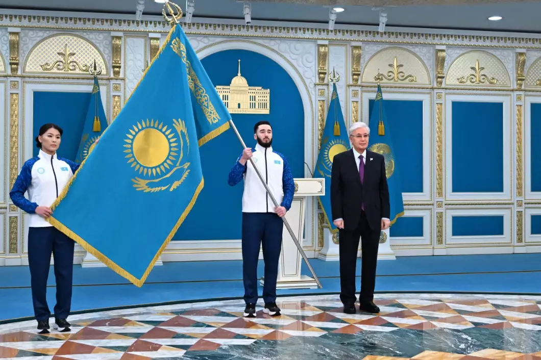 Тоқаев Қысқы Олимпиада ойындарына қатысушыларға Мемлекеттік туды тапсырды
